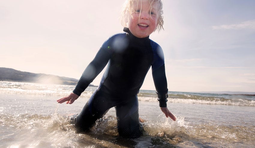imagen de un niño en la playa