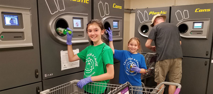 Imagen de las hermanas Scalia trabajando con Cans for a Cause