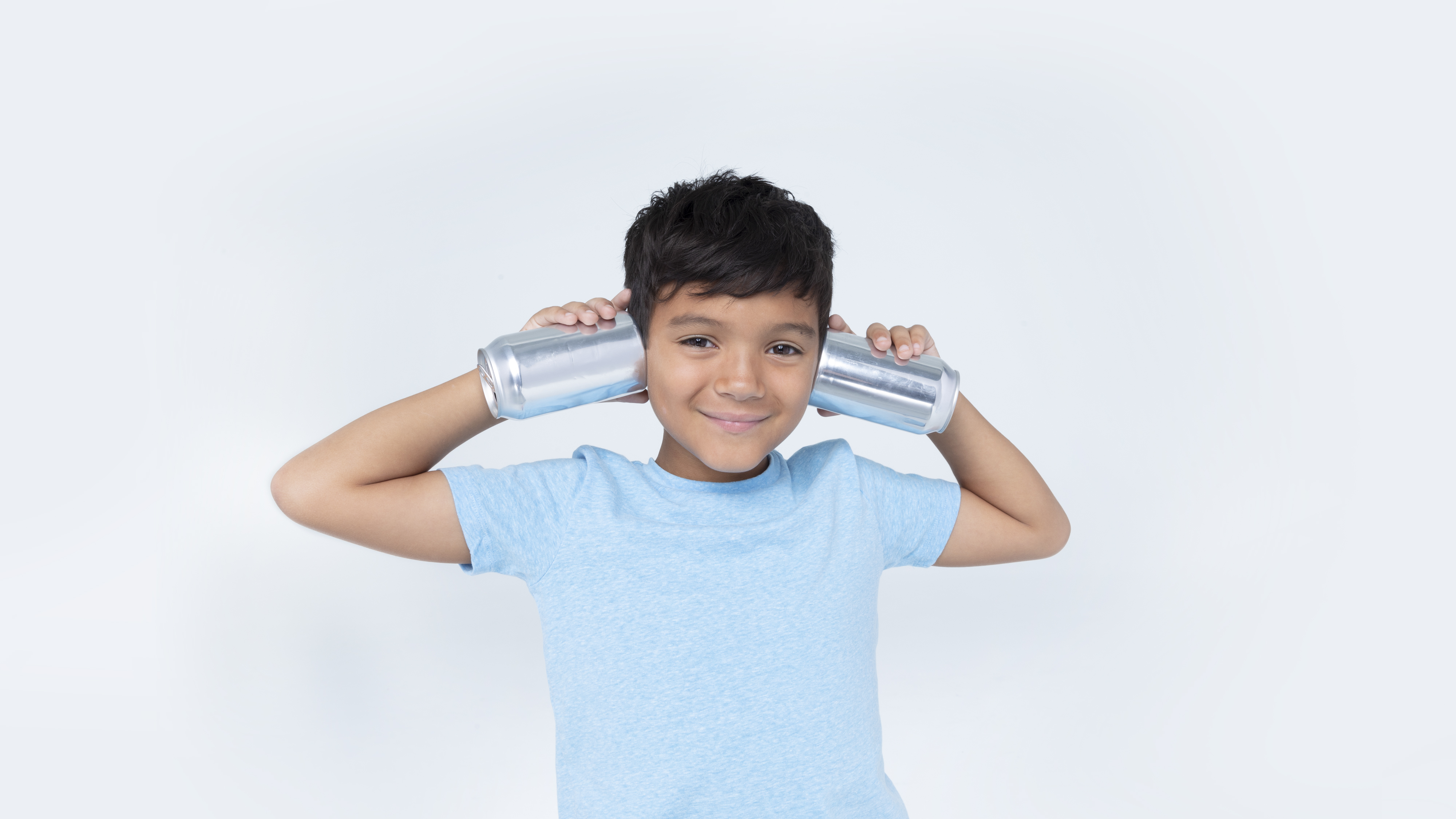 Imagen de un niño con latas