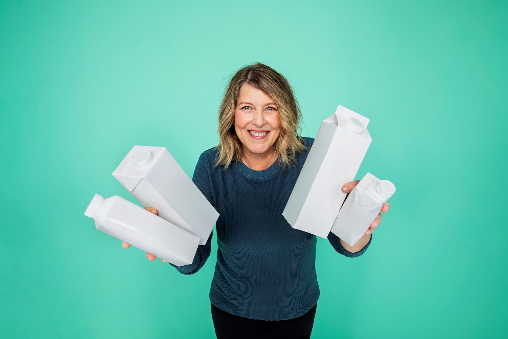 Imagen de una mujer con cajas de cartón para materiales de envases