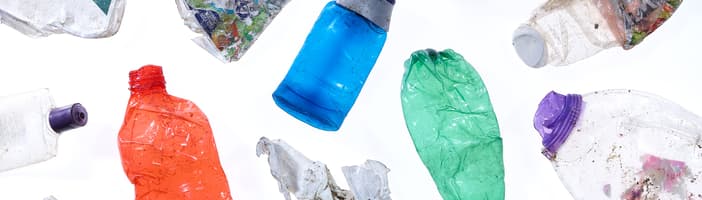 Riciclo di bottiglie di plastica e rifiuti