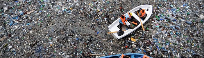 Imagen de embarcaciones que se mueven a través de la contaminación plástica