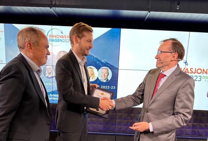 TOMRA riceve il premio "Norway's Most Innovative Business 2022-23" dal ministro norvegese per il clima e l'ambiente Espen Barth Eide in occasione della conferenza per il dialogo Innovation Day 2023 presso l'EpiCenter di Oslo.