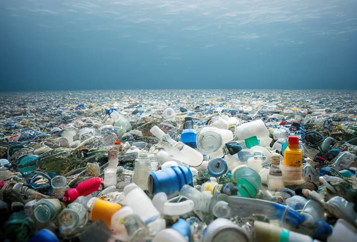 Rifiuti in plastica che ricoprono i fondali oceanici