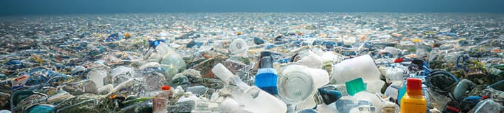 Plastic afval dat de oceaanbodem bedekt