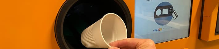 Genanvendelig kop returneres i en specialdesignet TOMRA returautomat