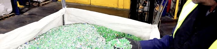 Strimlede plastflasker i en beholder