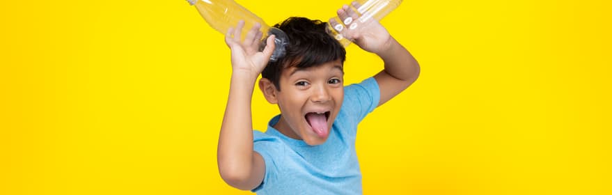 pojke mot gul bakgrund med två flaskor