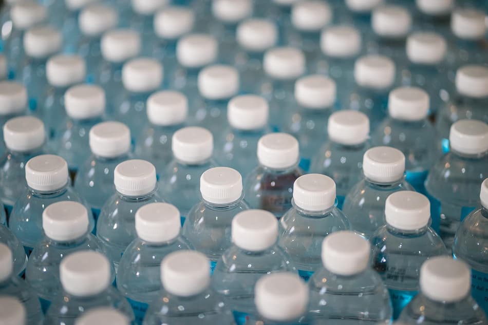 Neue Plastikflaschen stehen zum Verkauf im Einzelhandel bereit