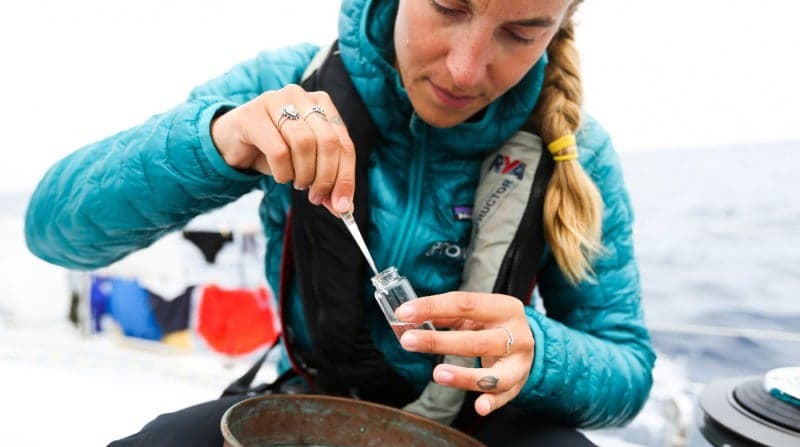 Kristine Berg, TOMRA Sustainability Manager, nimmt Mikroplastikproben auf der eXXpedition Meeresplastik-Forschungsreise. Kristine Berg.