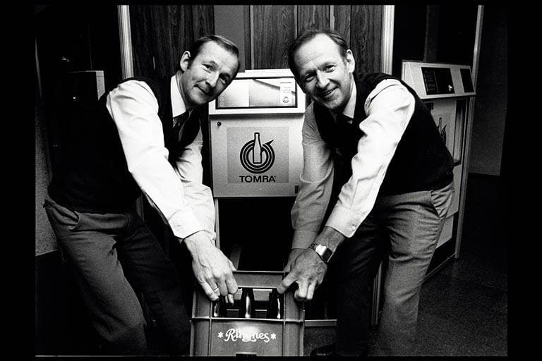 Photo des frères Planke avec la première machine de réception de caisses entièrement automatisée