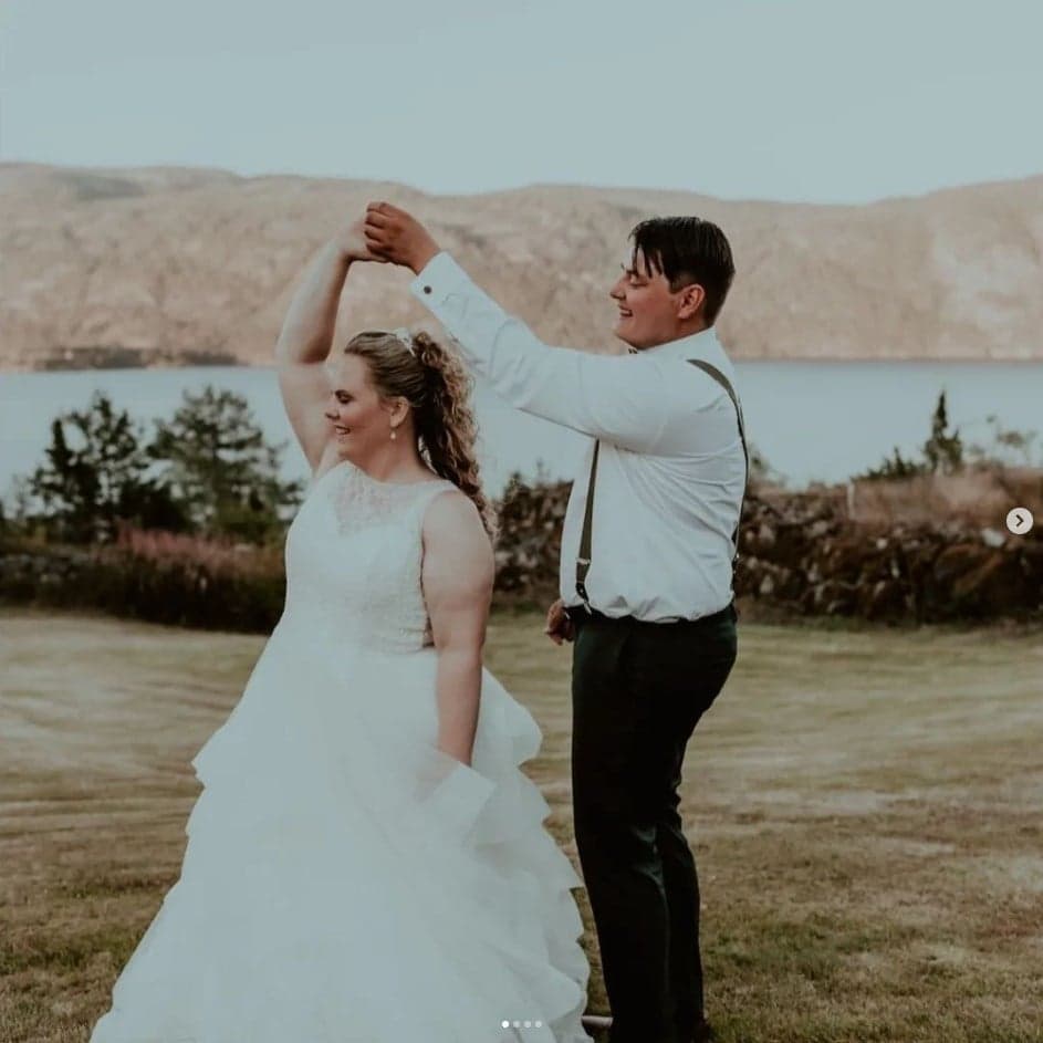 Glückliches Paar, das an seinem Hochzeitstag tanzt