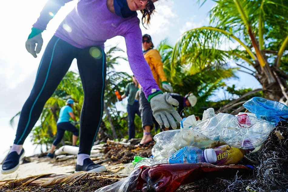photo de personnes ramassant des déchets plastiques