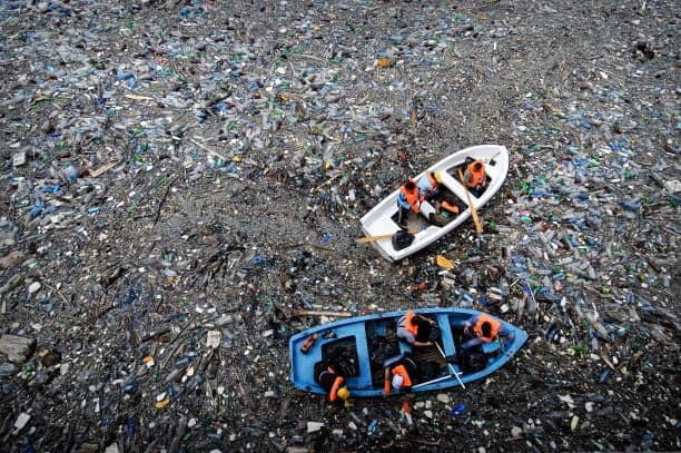 plástico oceánico en el embalse de Vacha, Bulgaria