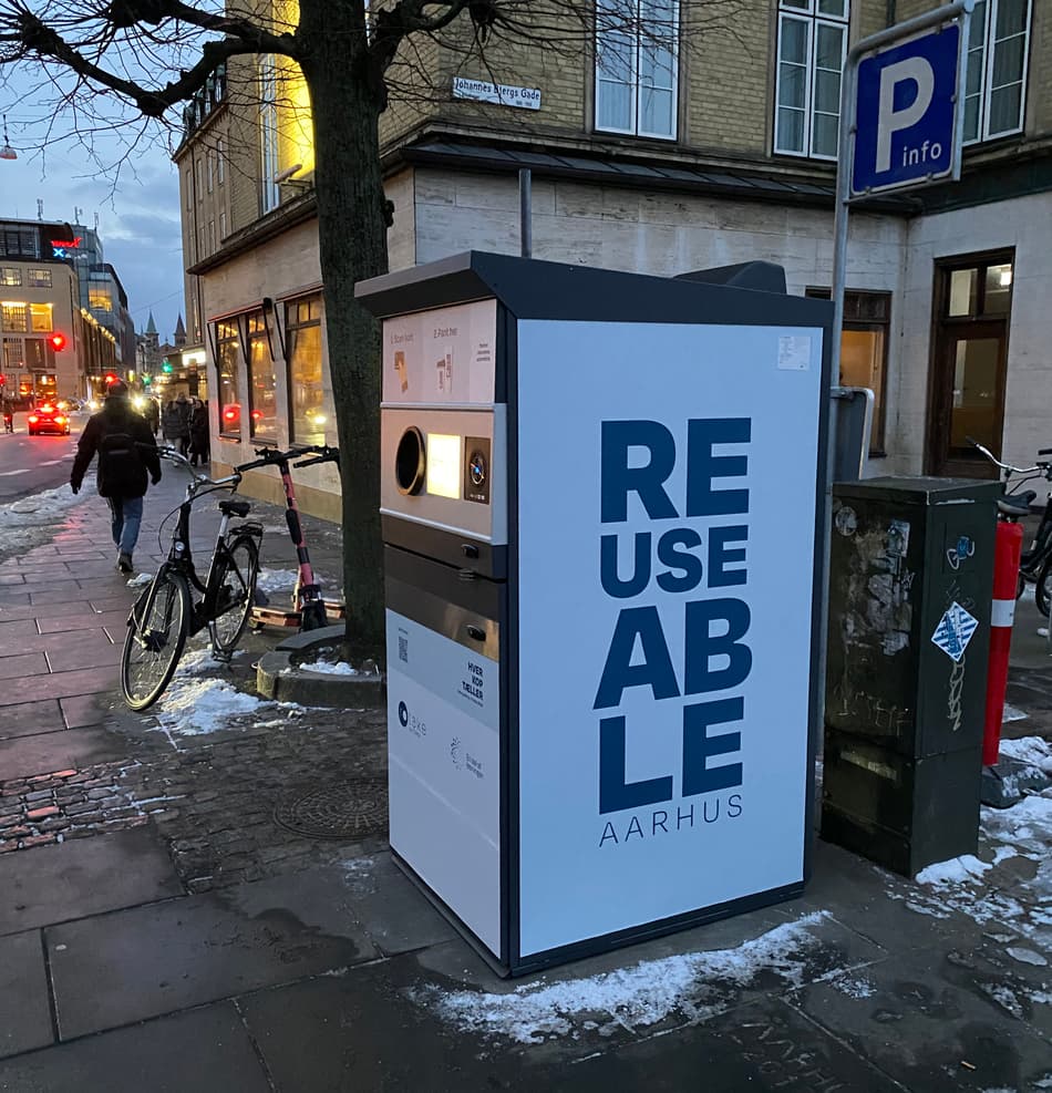 Un punto de recogida automatizada de TOMRA Reuse para tazas para llevar reutilizables en la localidad danesa de Aarhus