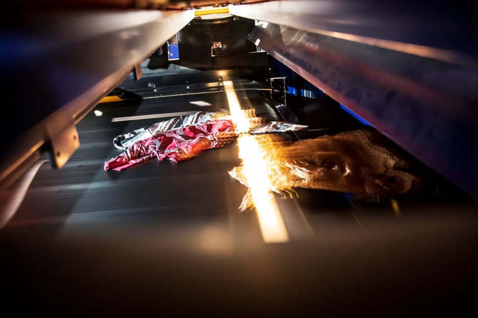 TOMRA y STADLER entregan la primera planta de clasificación textil automatizada del mundo
