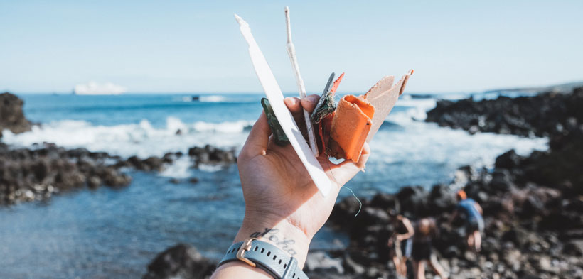 Bild von am Strand gesammeltem Plastik