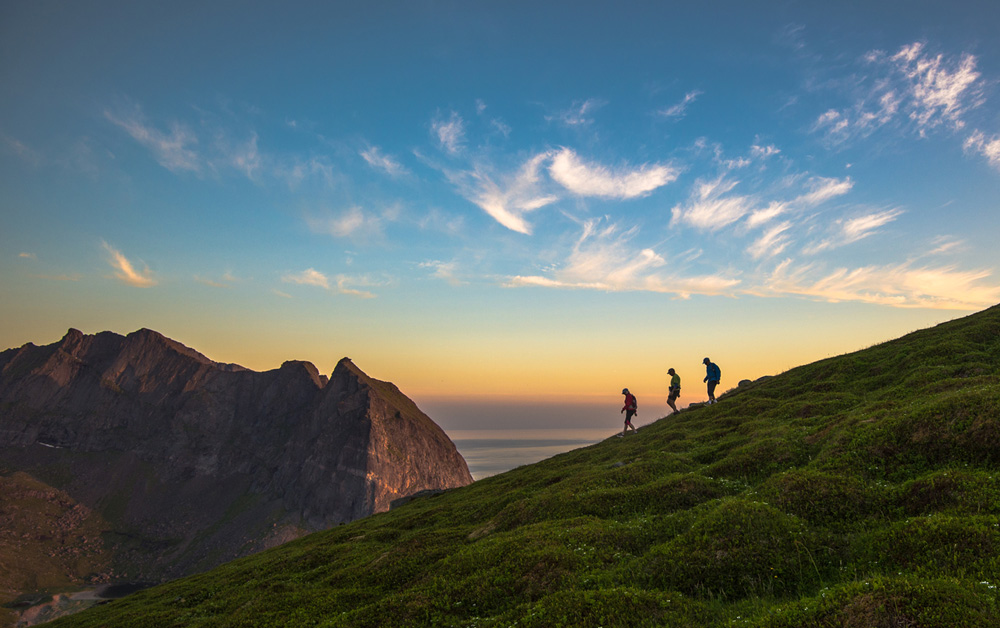 Bild von zwei Menschen beim Wandern