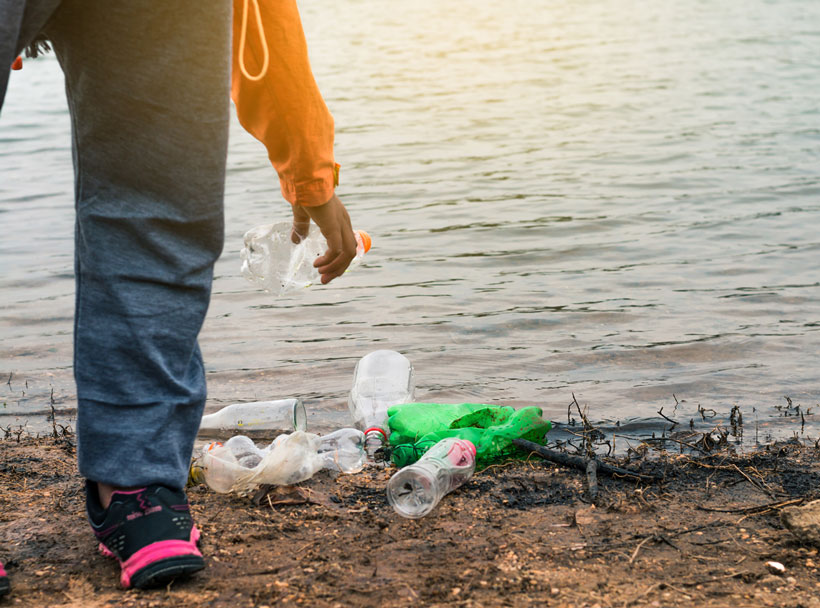 Bild eines Plastiksammlers am Strand