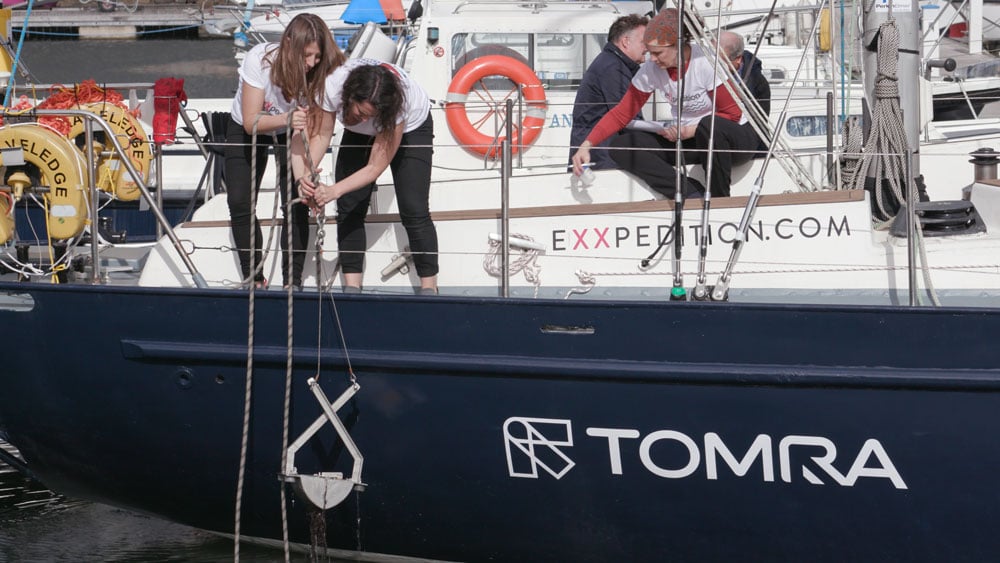 imagen de mujeres jóvenes en un barco