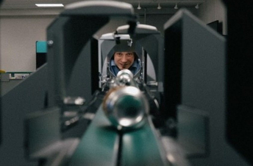 imagen de un hombre mirando a través de una máquina de vending inverso