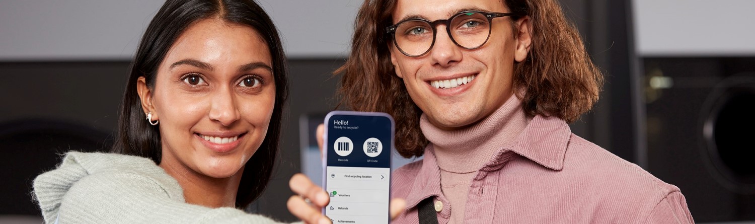 Image of couple with myTOMRA app