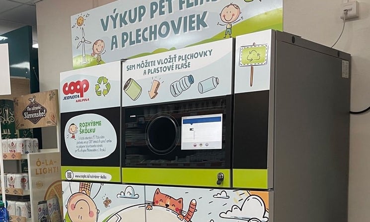 imagen de una máquina de vending inverso dentro de una tienda cooperativa