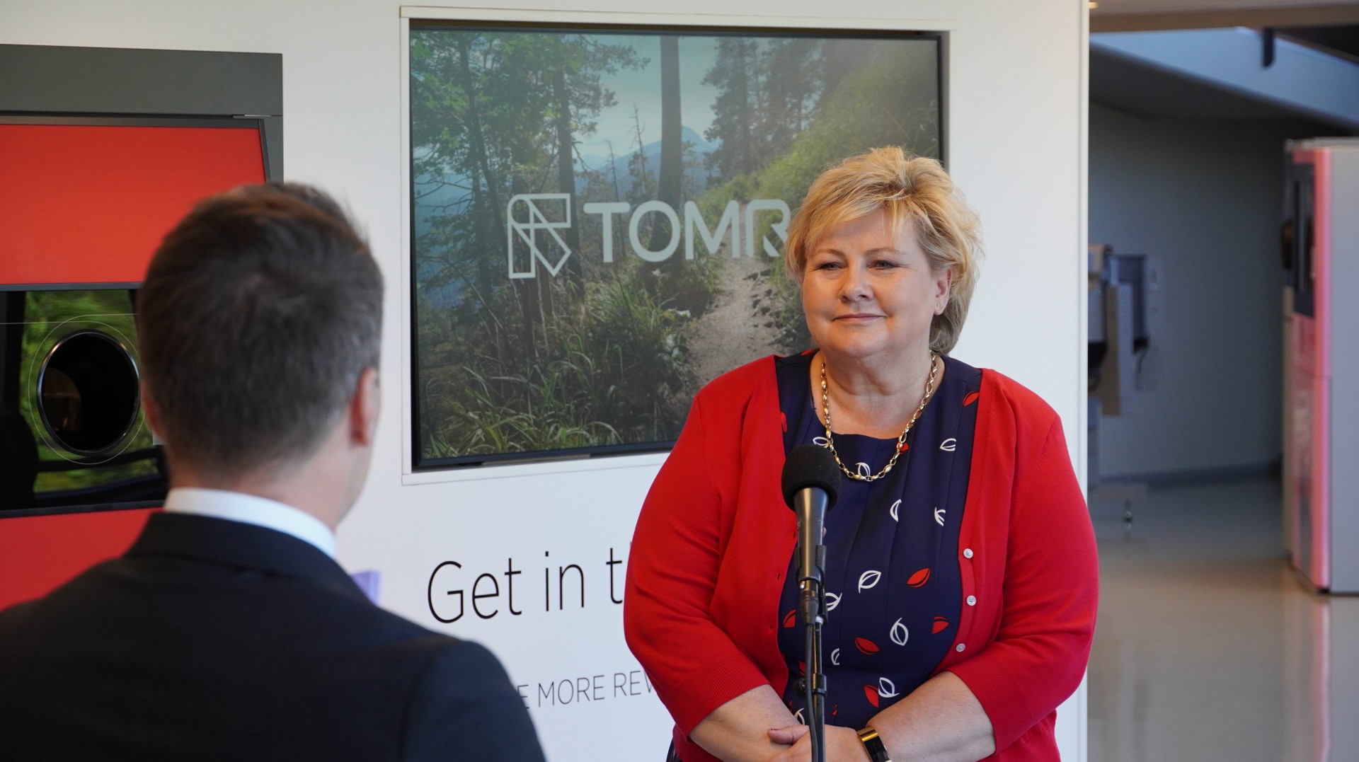 image of former prime minister Erna Solberg being interviewed 