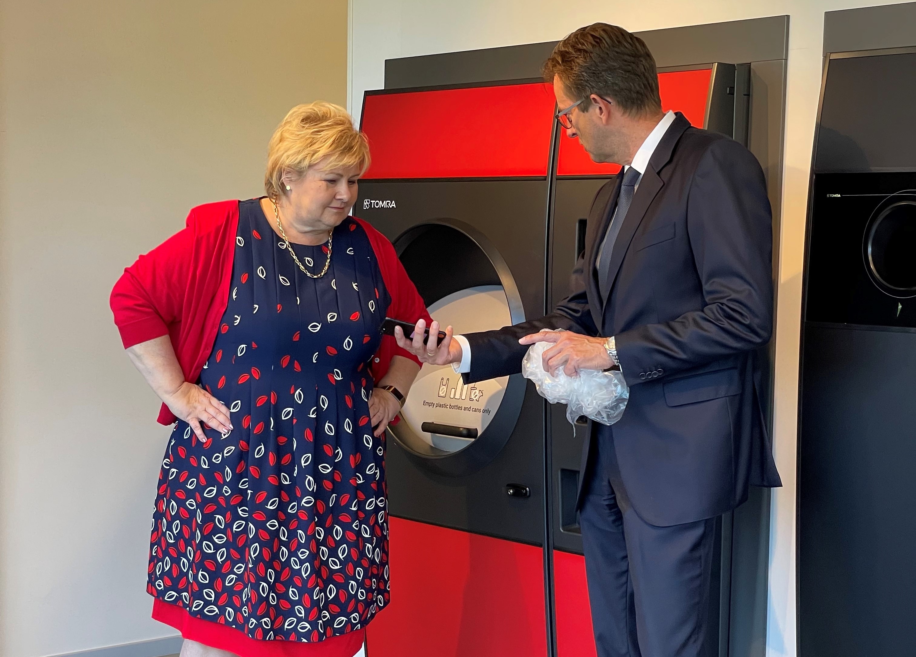 image of former prime minister erna solberg and an interviewer