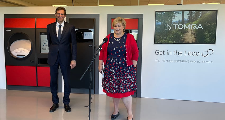 image of former prime minister erna solberg and harald henriksen standing in front of reverse vending machinesharal 