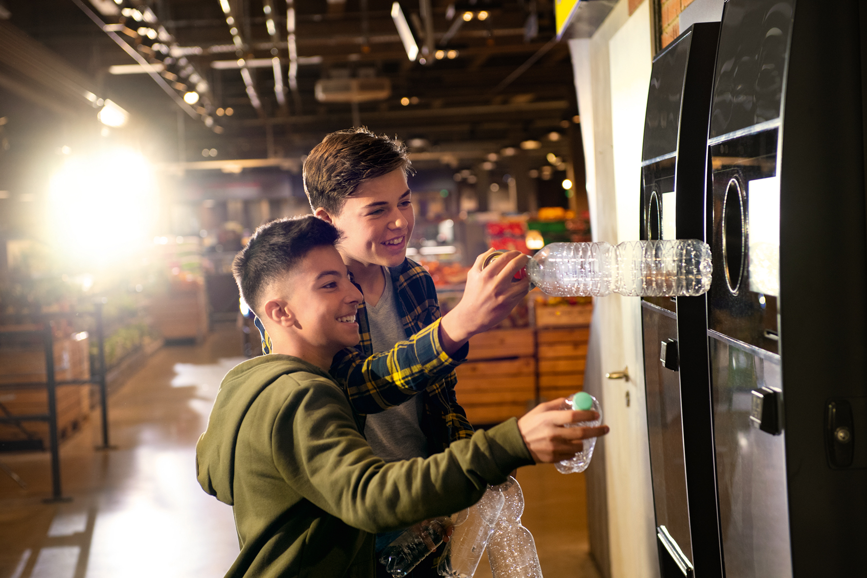 photo d'enfants recyclant devant un automate de déconsigne