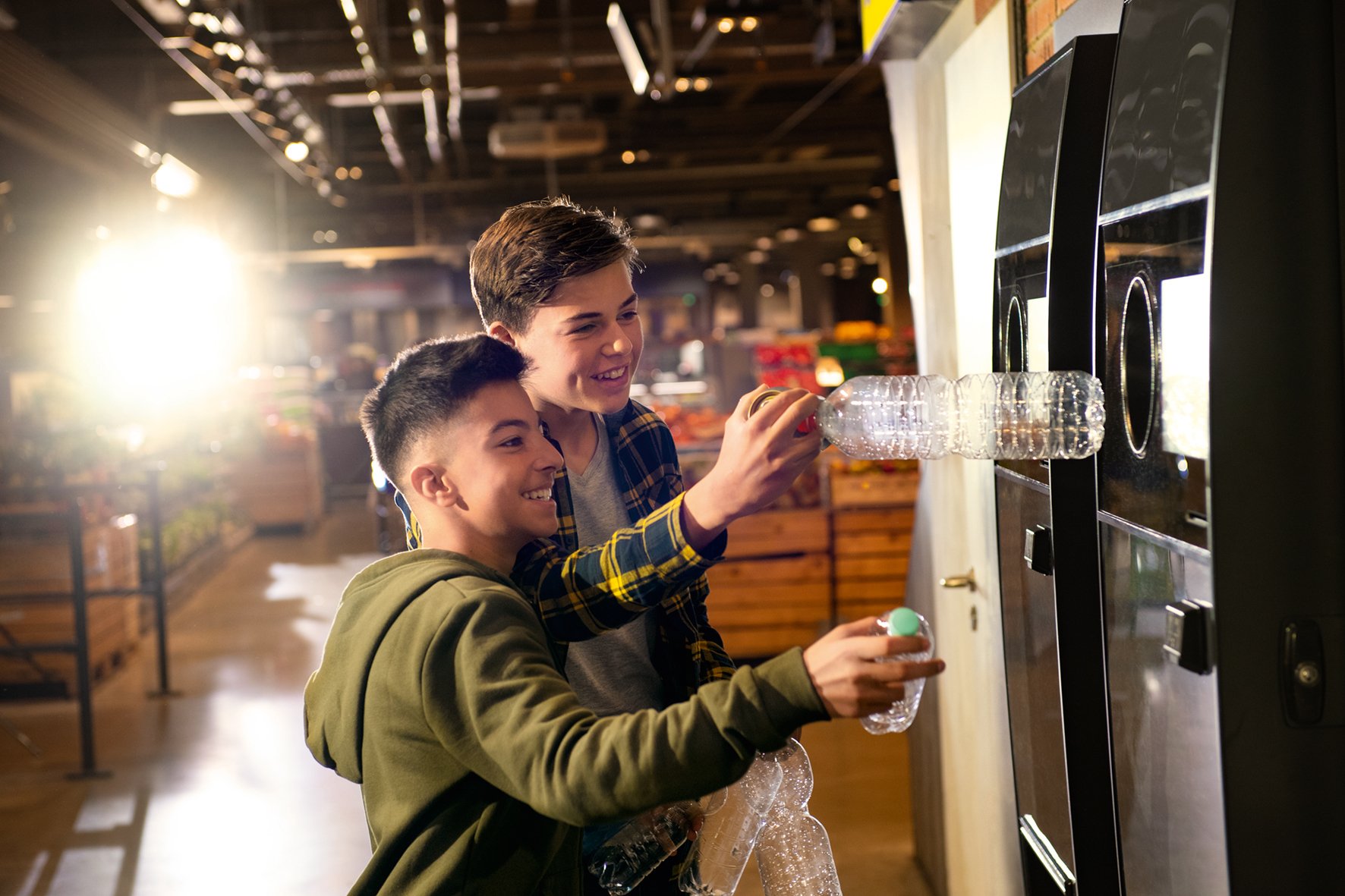 photo d'enfants recyclant devant un automate de déconsigne