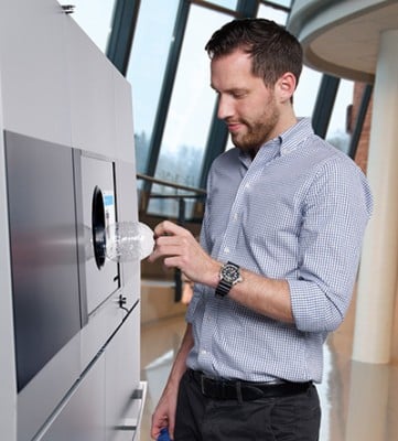 imagen de un hombre con una máquina de vending inverso