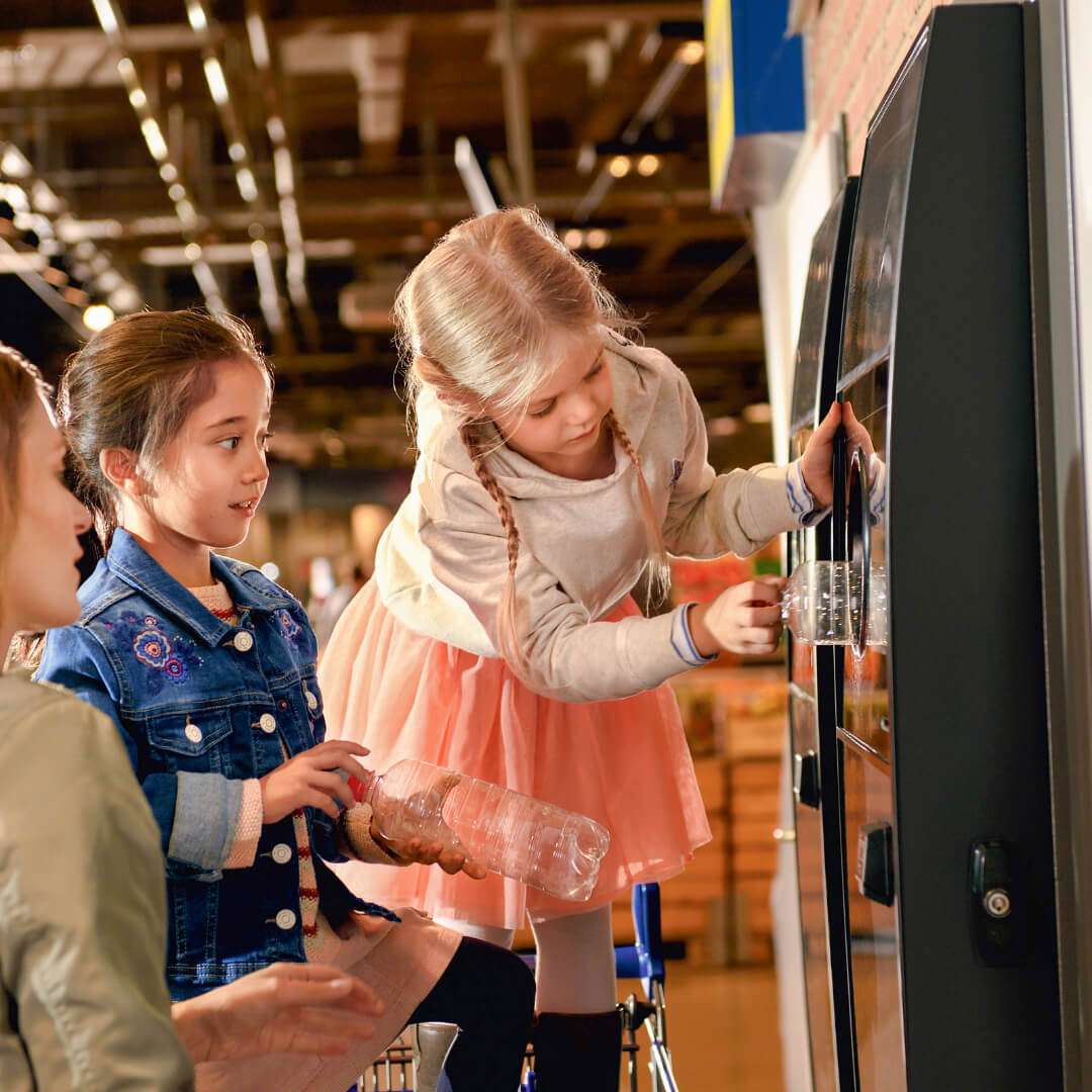 Des enfants en train de recycler