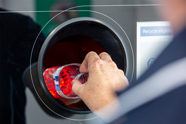 Flasche kommt auf Förderband