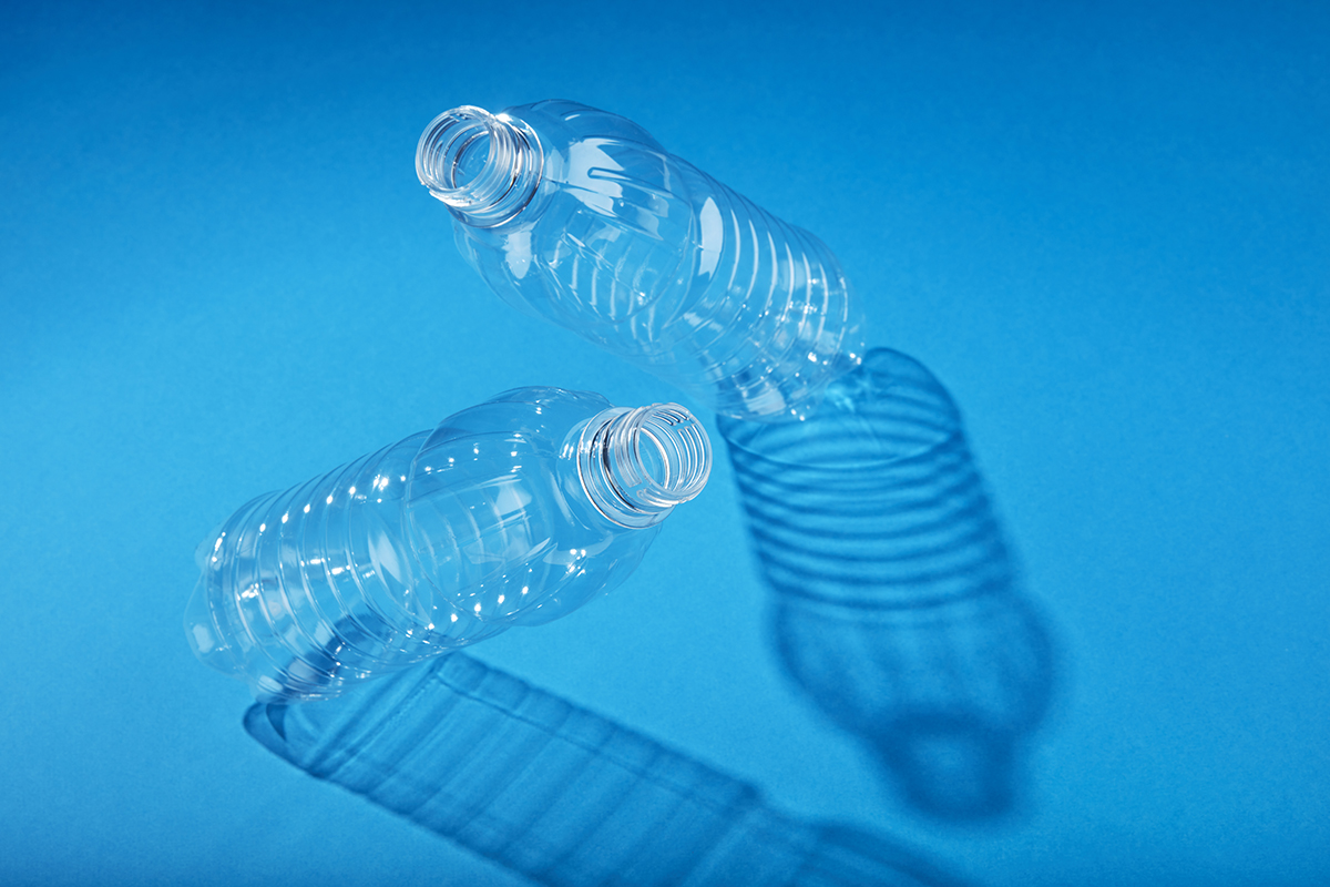 Material Flaschen auf Luft vor blauem Hintergrund