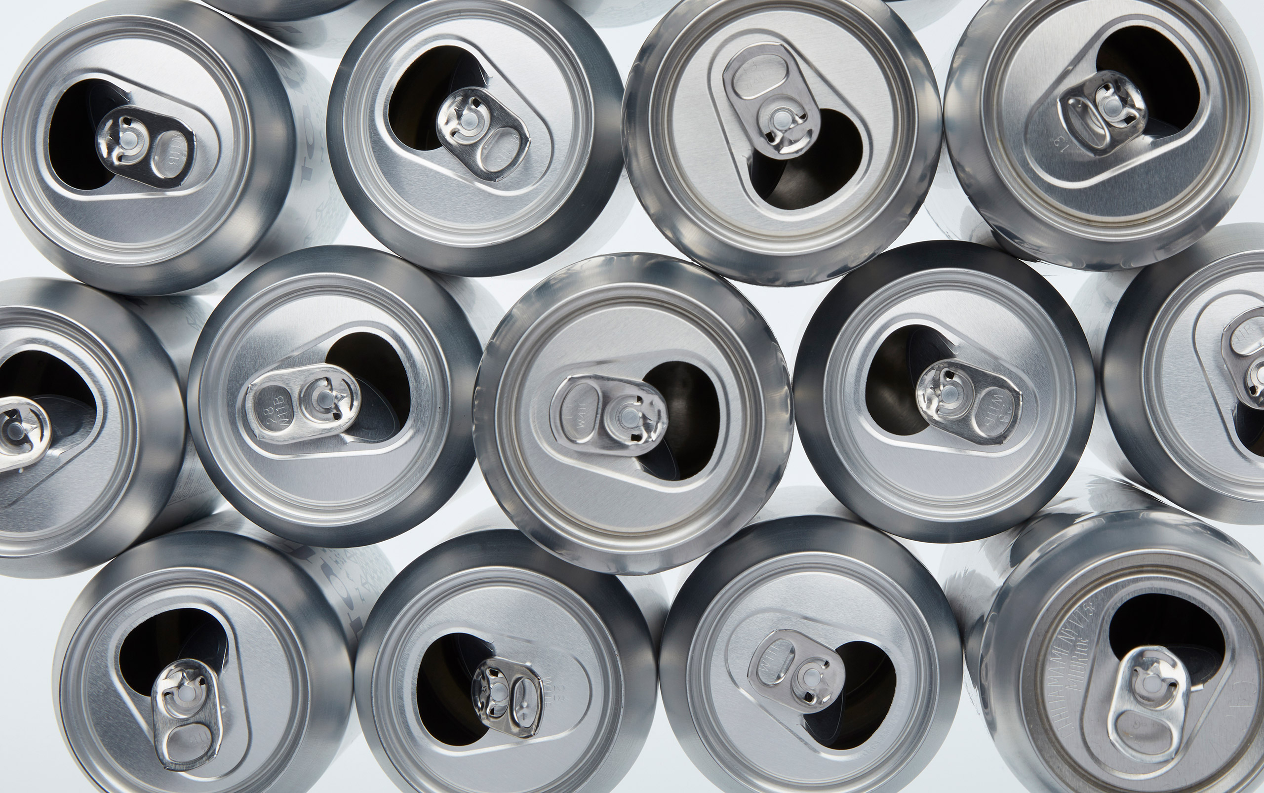 latas de aluminio en horizontal