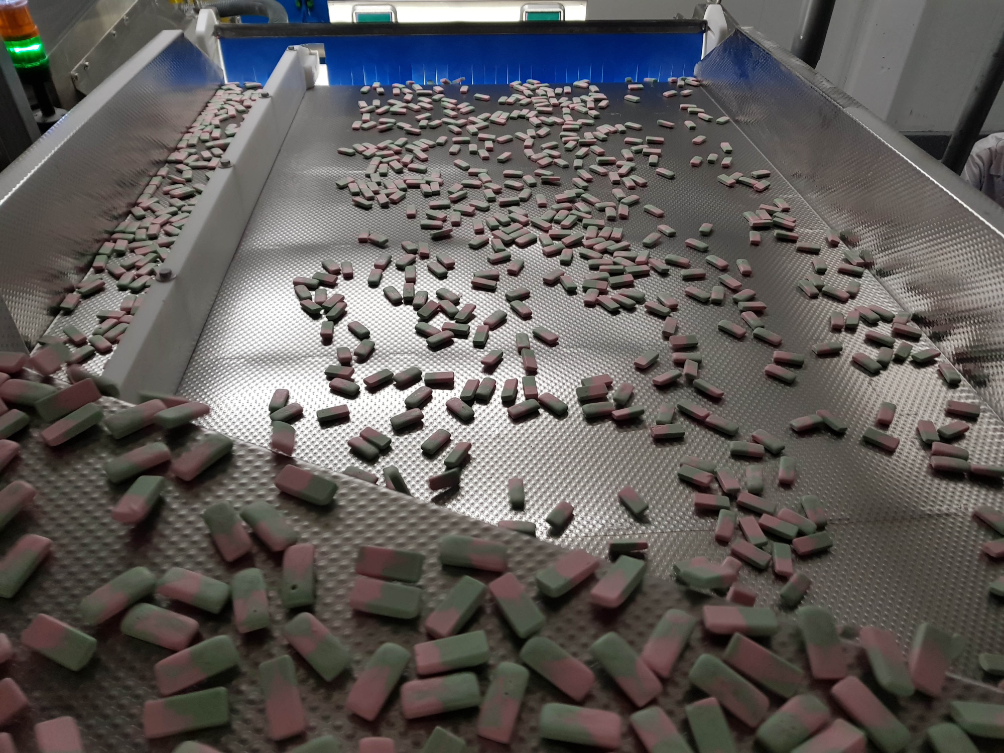 Resized-TOMRA automates soft confectionery sorting at Swizzels Matlow_3