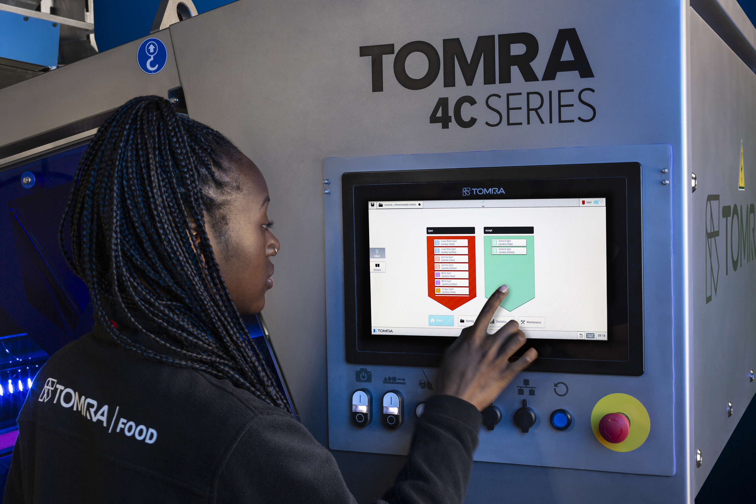 Person working on a TOMRA 4C machine