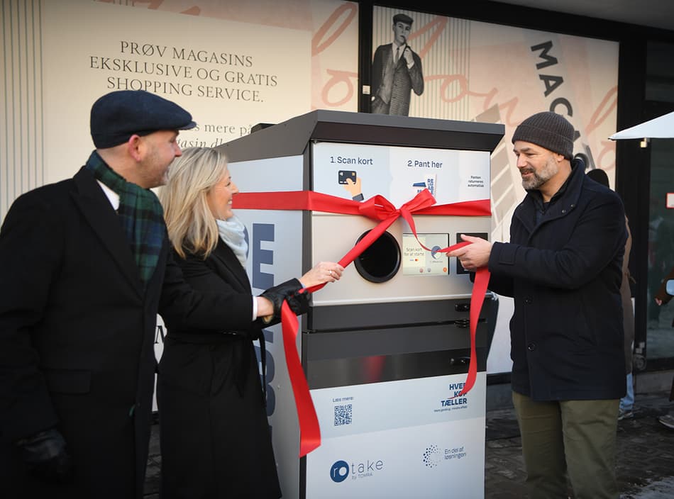 Official opening of the REUSEABLE pilot in Aarhus on January 17, 2024: (from left) Nicolaj Bang, Alderman for Technical Services and Environment, Aarhus Municipality, Tove Andersen, President and CEO of TOMRA, and Jacob Bundsgaard, Mayor of Aarhus