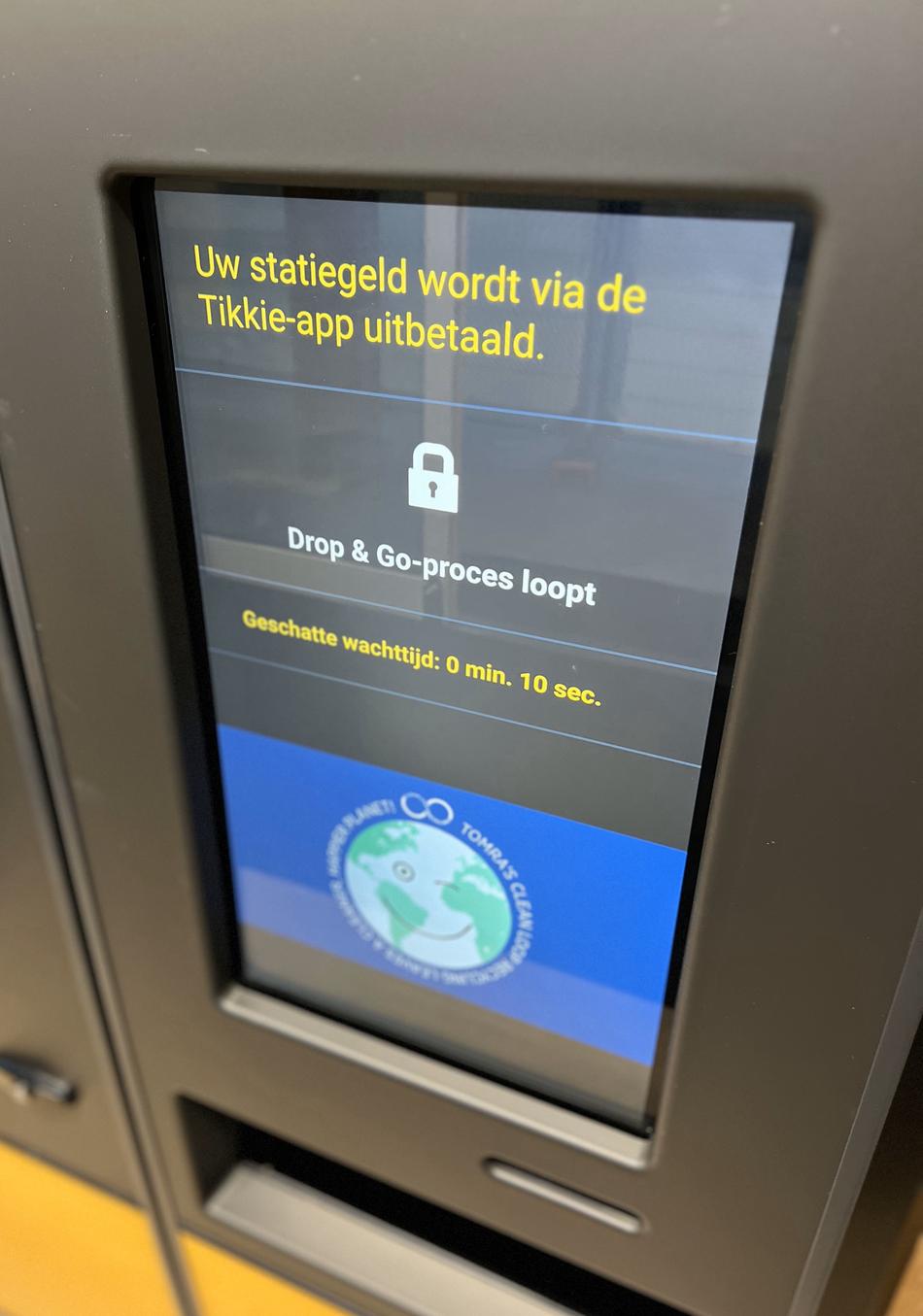 The screen of a TOMRA R1 reverse vending machine