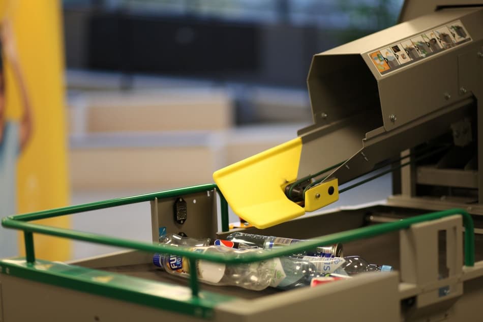 Image Processing Reverse Vending Machine Discover the Technology Inside Reverse Vending Machines | TOMRA