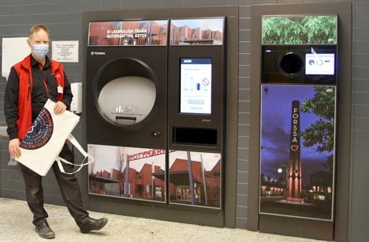 Man in front of TOMRA R1 reverse vending machine