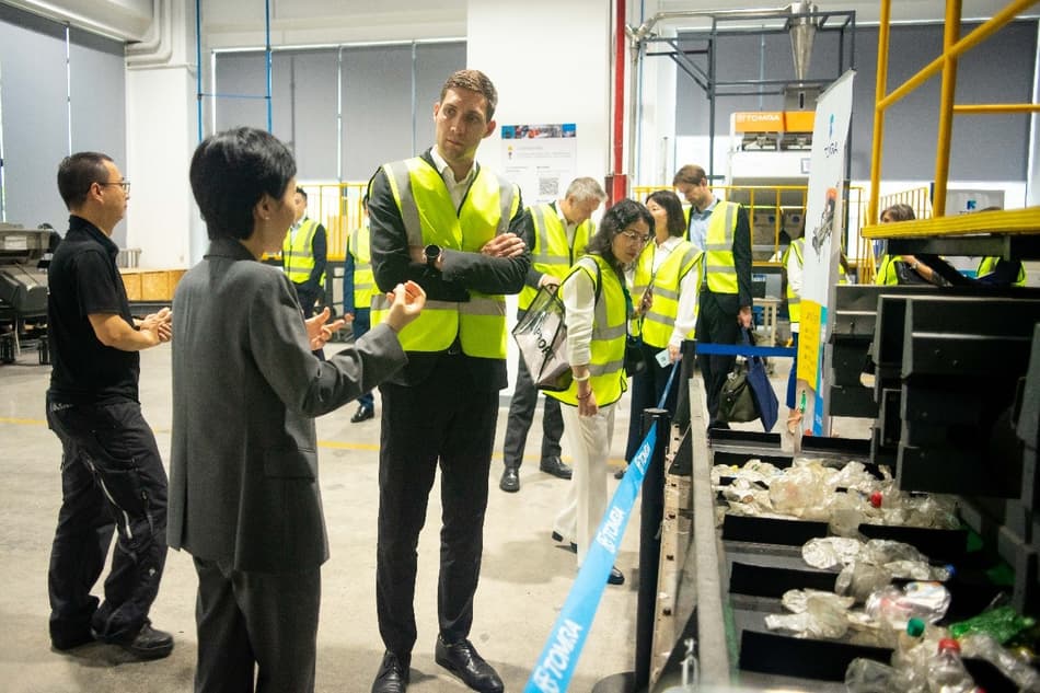 Norwegian Minister of Climate and Environment Andreas Bjelland Eriksen visiting the TOMRA test center in China