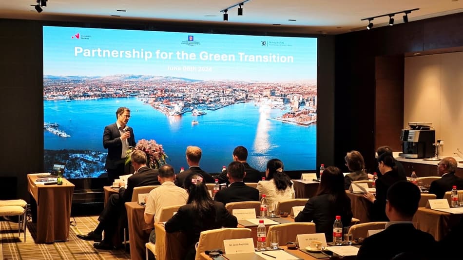 TOMRA's Jacob Rognhaug speaking at event