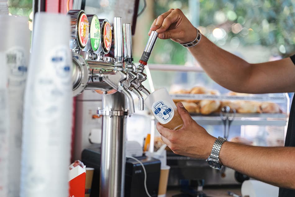 Filling a reusable cup at the Principe Real kiosk