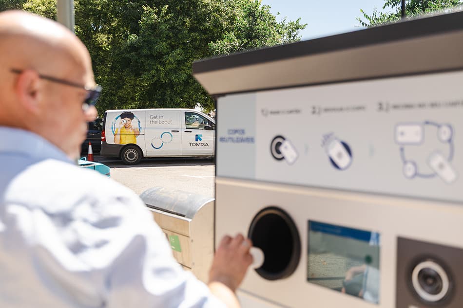 Man returning a reusable cup at a TOMRA collection point in Lisbon