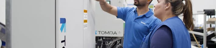 TOMRA-personell som ser på en Expert Line-skjerm
