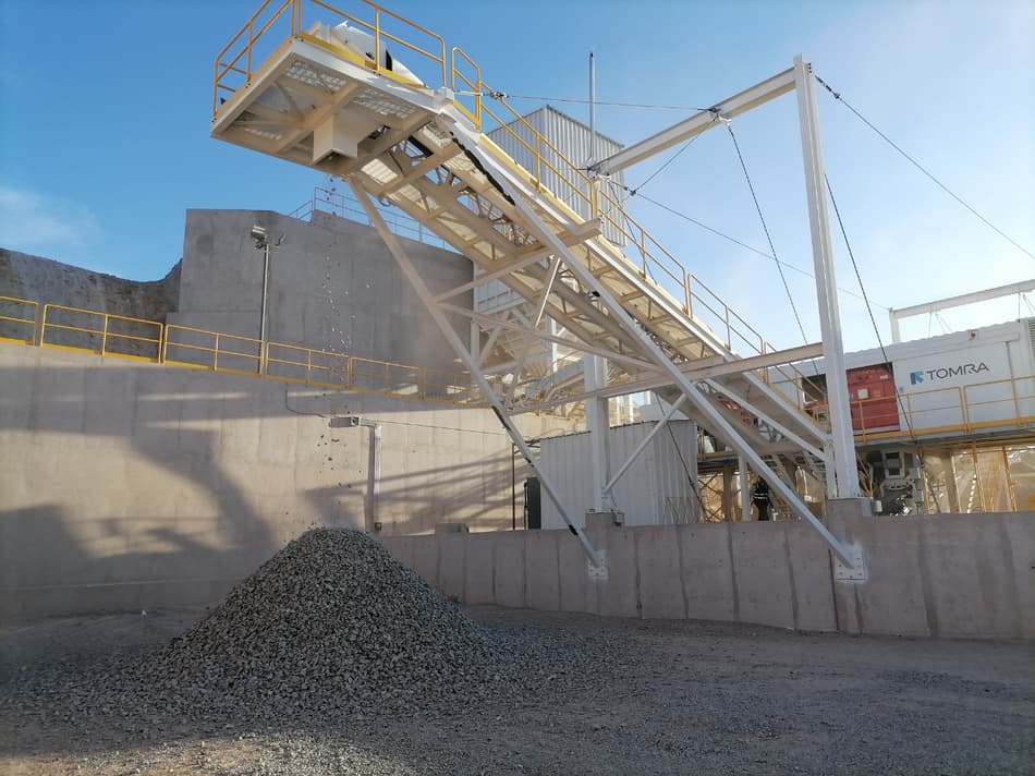 TOMRA COM Tertiary XRT sorter dumping waste material