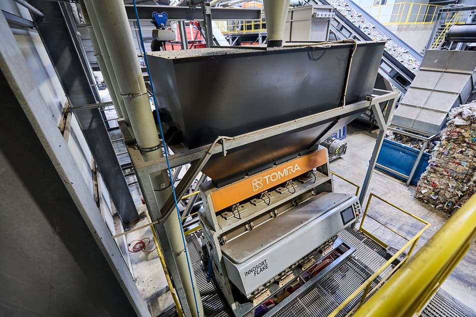 Poly Clean Mobile Sorting Plastic waste sorting facilities | TOMRA